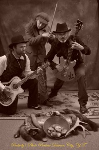 Driftwood Holly mit dem Bassisten der Band Silly 