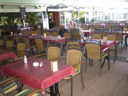 Wirtshaus am Rheinufer