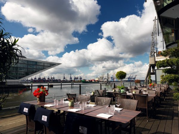 am kai | restaurant. seafood. drinks. elbblick