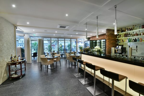 Theos Bar & Restaurant