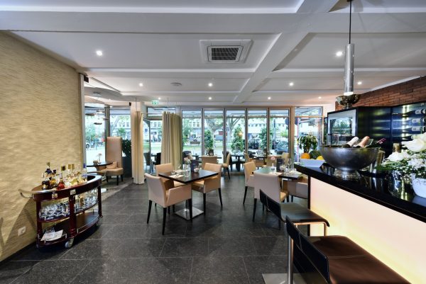 Theos Bar & Restaurant