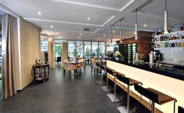 Theos Bar & Restaurant