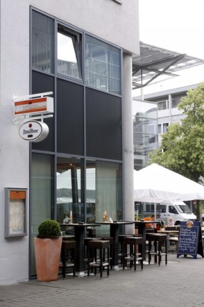 Standfest am Theater