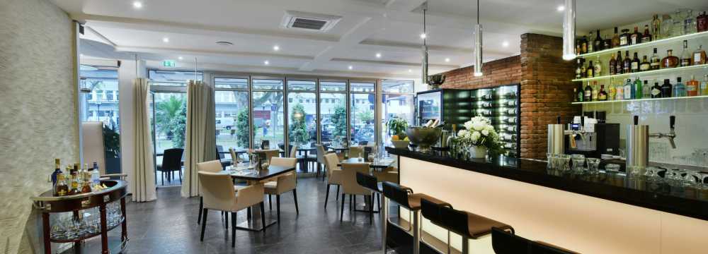 Theos Bar & Restaurant