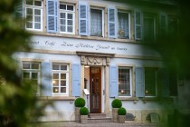 Logo "Zum Kühlen Grund" am Eisentor